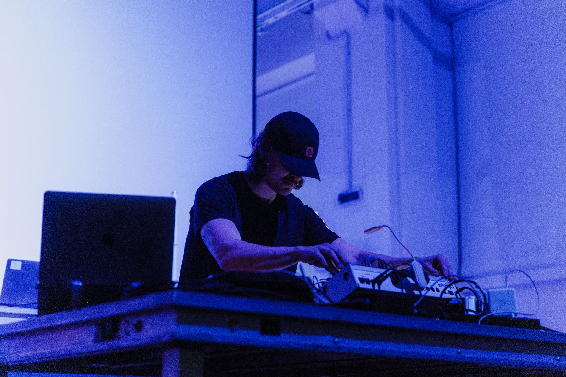 Løgømyx at the rig under blue light